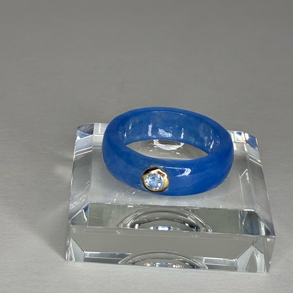 Blue Topaz Solitaire Blue Jade Ring (14K)